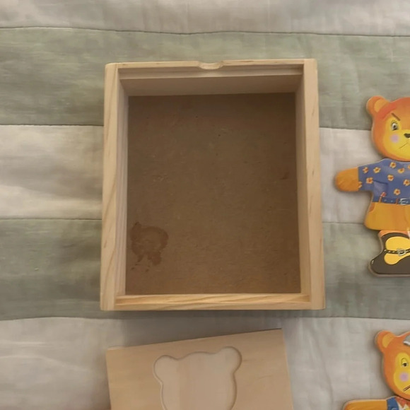 Melissa & Doug wooden bear dress-up toy - Picture 4 of 6